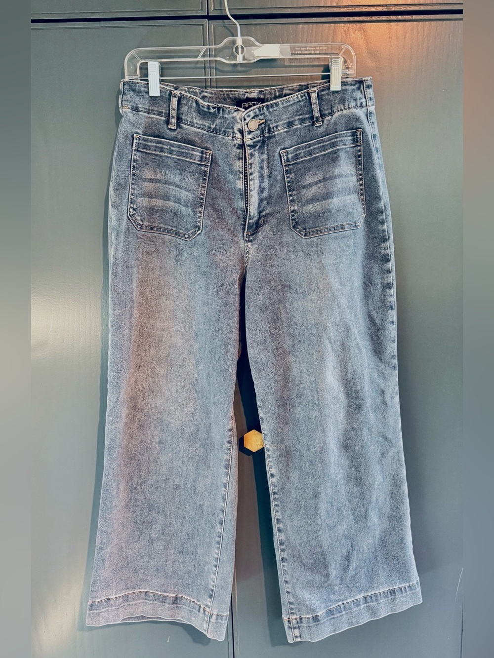 Apny Women's Wide-Leg Cropped Jeans in Light Blue Wash
